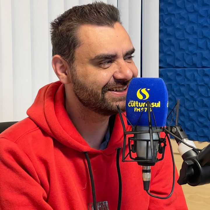Guilherme Almeida falando sobre saúde mental em um estúdio de rádio